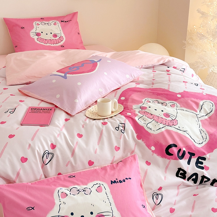 91家纺网 家纺一手货源 找家纺 2025新款全棉大版卡通数码印花纯棉四件套 爱心猫