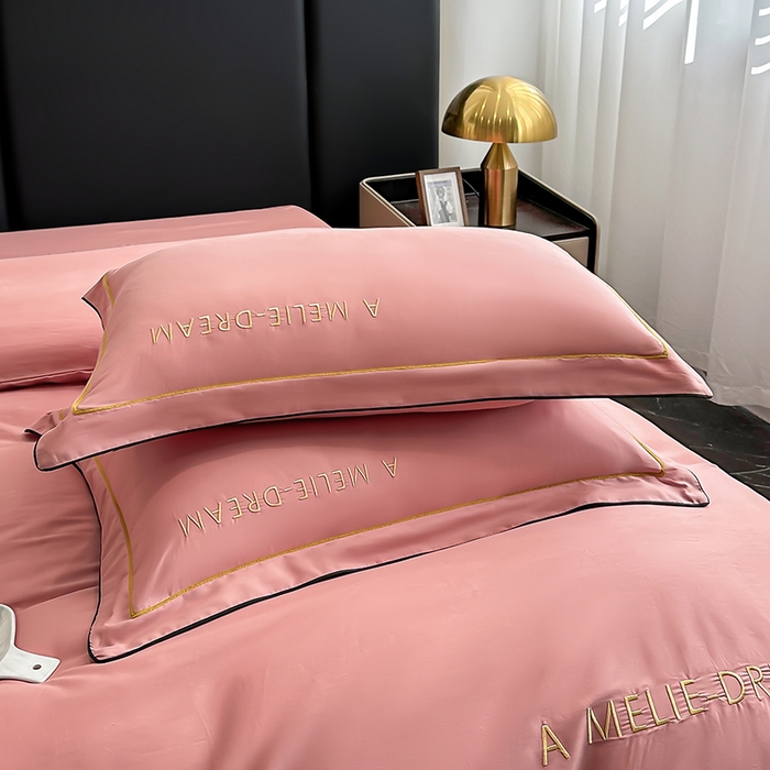 91家纺网 家纺一手货源 找家纺 宇彬家纺 2025新款直播热款13374全棉母婴级压线一字绣宽边枕套被套纯色滚边麻绳四件套贡缎新疆长绒 梦系列-奶油粉