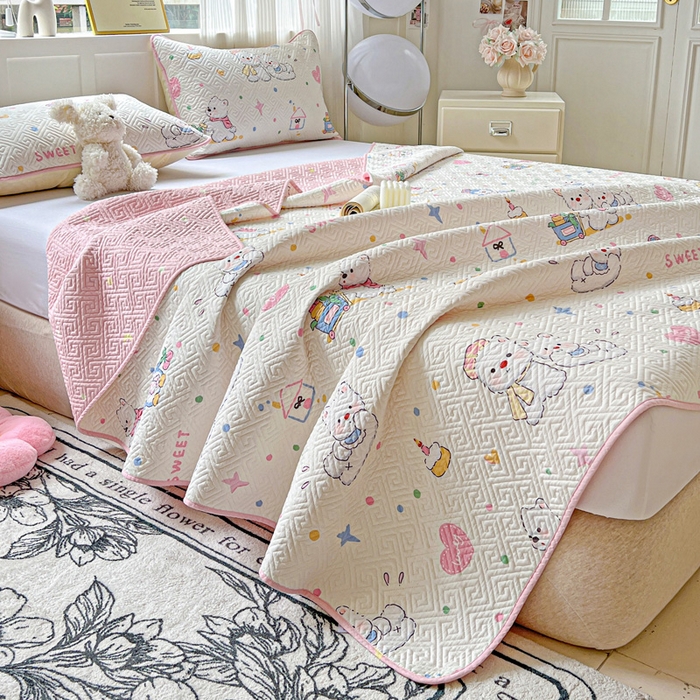 91家纺网 家纺一手货源 找家纺 羽爱家纺 2025新款A类双面全棉印花床盖套件 甜蜜伙伴