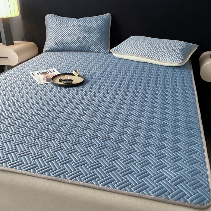 91家纺网 家纺一手货源 找家纺 欧邦 2025新款加厚纯色凉席四件套--凉席三件套 饼干花-宝蓝