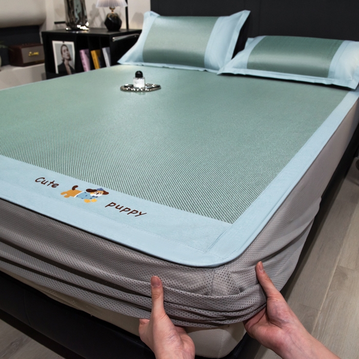 91家纺网 家纺一手货源 找家纺 倾慕家纺 2025新款倾慕刺绣冰藤席 刺绣小狗绿色床笠款