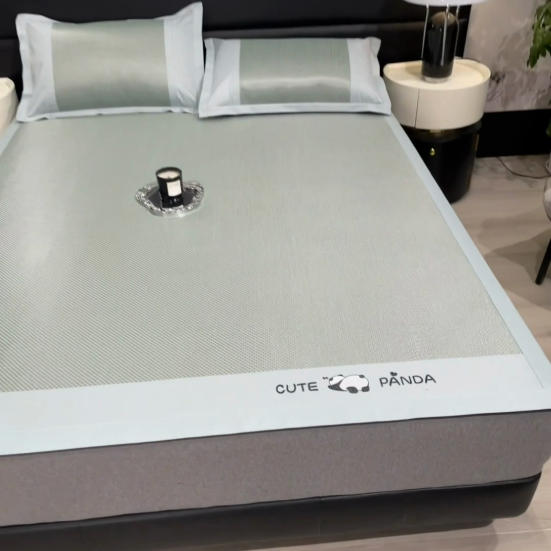 91家纺网 家纺一手货源 找家纺 倾慕家纺 2025新款倾慕刺绣冰藤席 刺绣小狗绿色床笠款