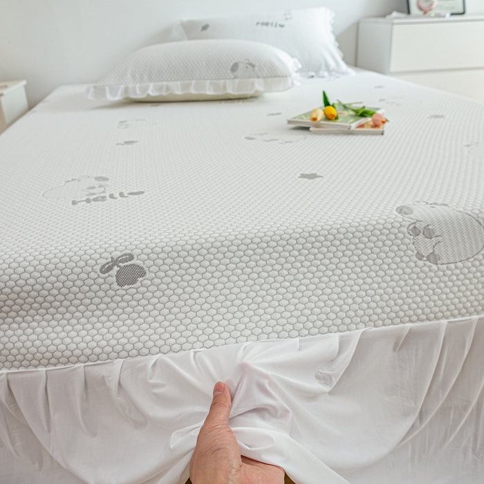 91家纺网 家纺一手货源 找家纺 春寻家纺 2025新款凉豆豆冰丝凉席席子-床裙款 卡皮巴拉-灰