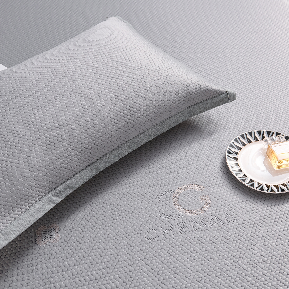 91家纺网 家纺一手货源 找家纺 青雅席业 2025年新款凉感因子母婴级凉感丝豆豆席床裙款 床裙香奈儿-灰