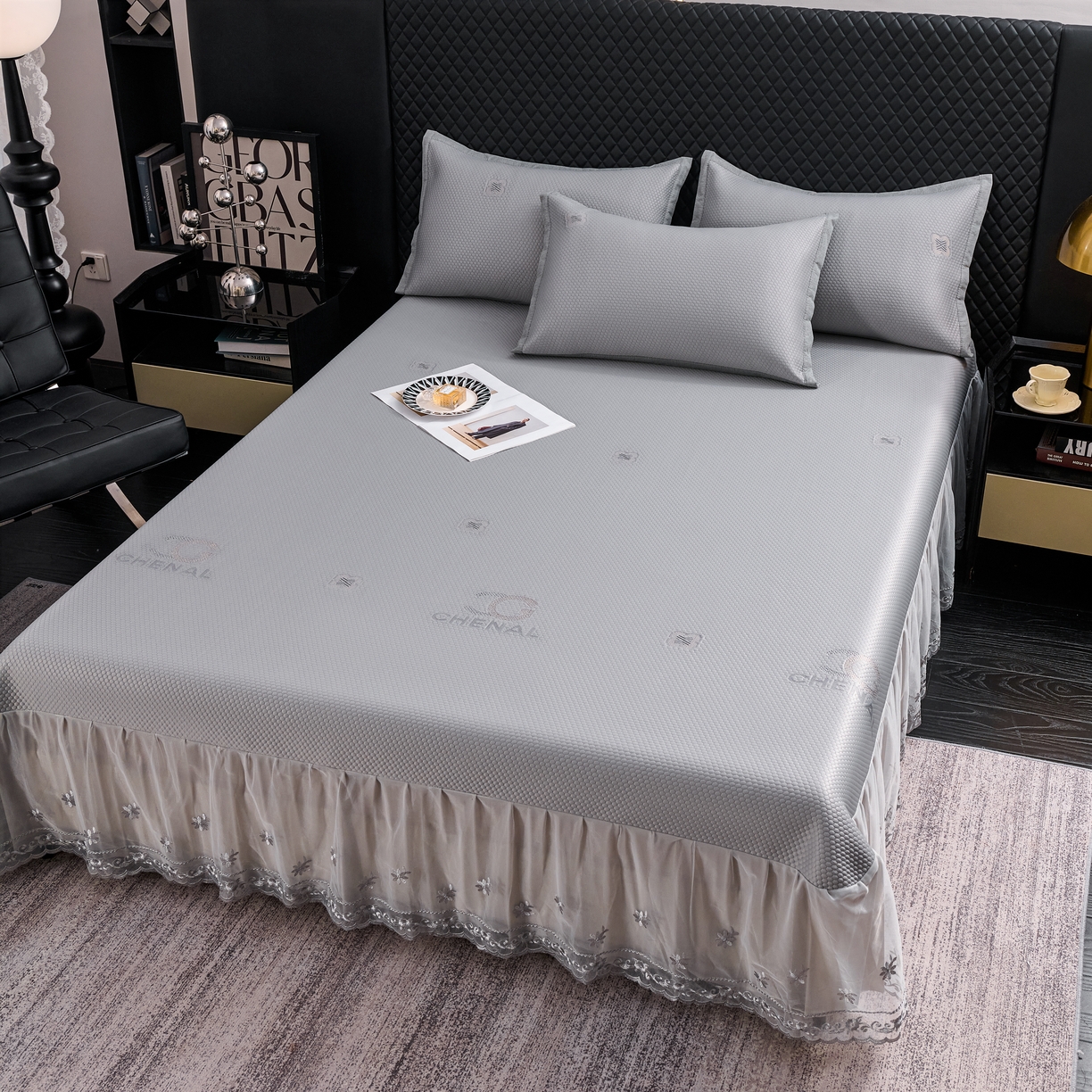 91家纺网 家纺一手货源 找家纺 青雅席业 2025年新款凉感因子母婴级凉感丝豆豆席床裙款 床裙香奈儿-灰