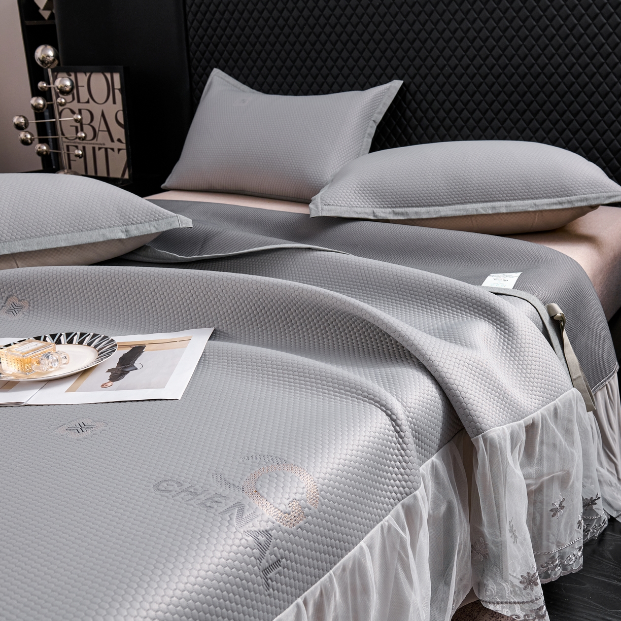 91家纺网 家纺一手货源 找家纺 青雅席业 2025年新款凉感因子母婴级凉感丝豆豆席床裙款 床裙香奈儿-灰