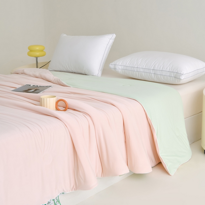 91家纺网 家纺一手货源 找家纺 圣尔雅2025新款A类高克重锦纶氨纶黑科技凉感夏被冰激凌空调被夏凉被 樱花粉+绿