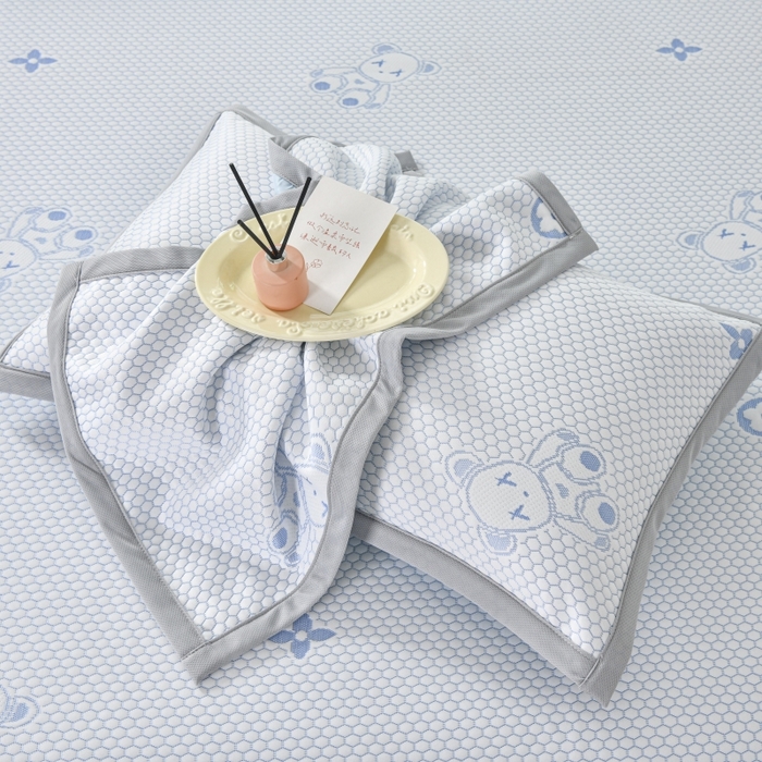 91家纺网 家纺一手货源 找家纺 品乐家纺  2025新款床裙款提花冰豆豆套件凉席席子 蓝色