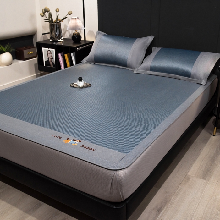 91家纺网 家纺一手货源 找家纺 倾慕家纺 2025新款倾慕刺绣冰藤席 刺绣小狗蓝色床笠款