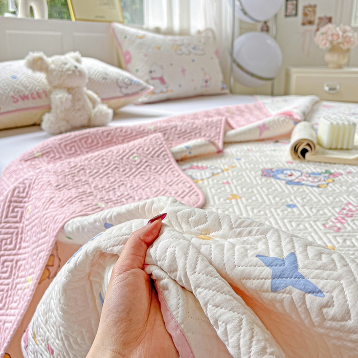 91家纺网 家纺一手货源 找家纺 羽爱家纺 2025新款A类双面全棉印花床盖套件 甜蜜伙伴