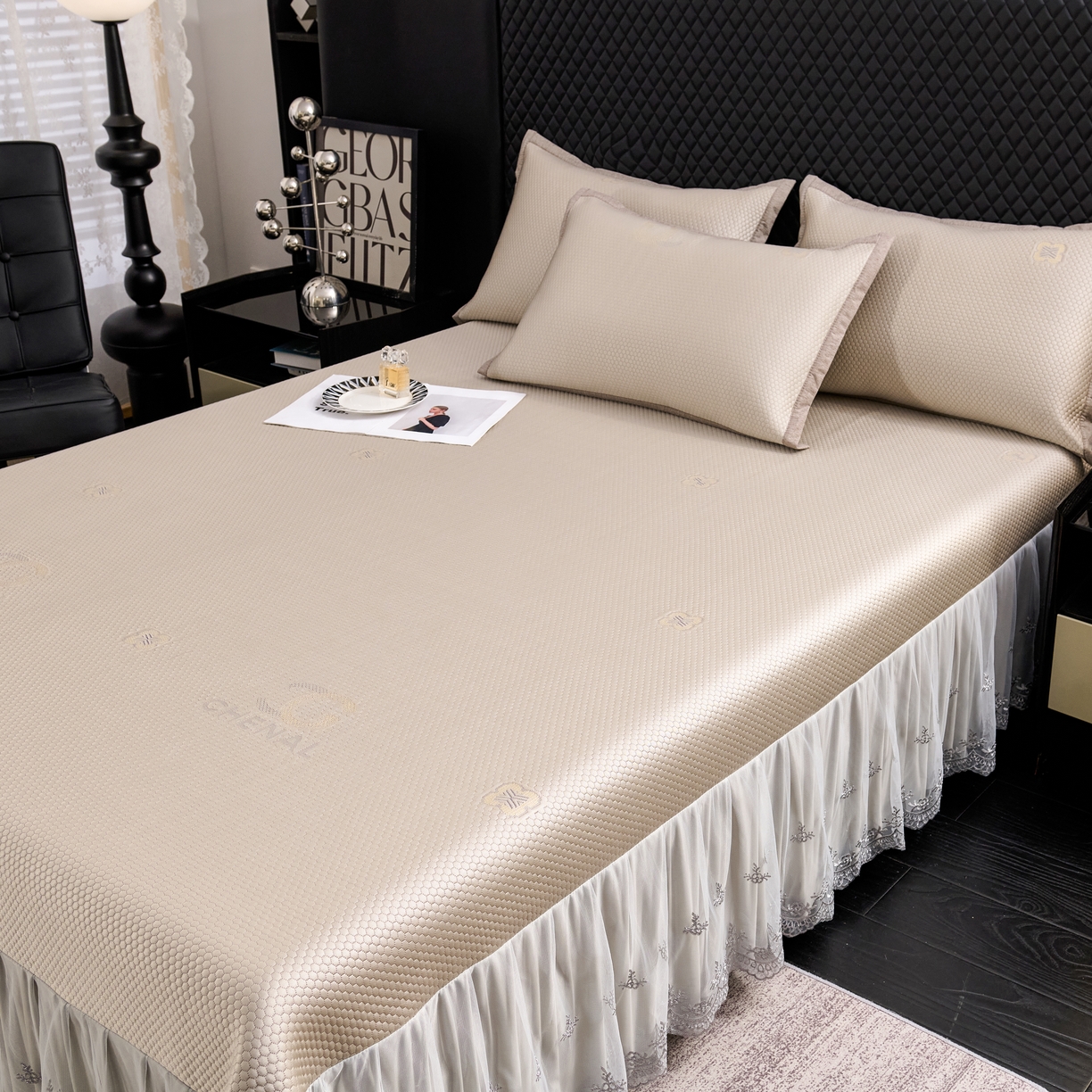 91家纺网 家纺一手货源 找家纺 青雅席业 2025年新款凉感因子母婴级凉感丝豆豆席床裙款 床裙香奈儿-香槟