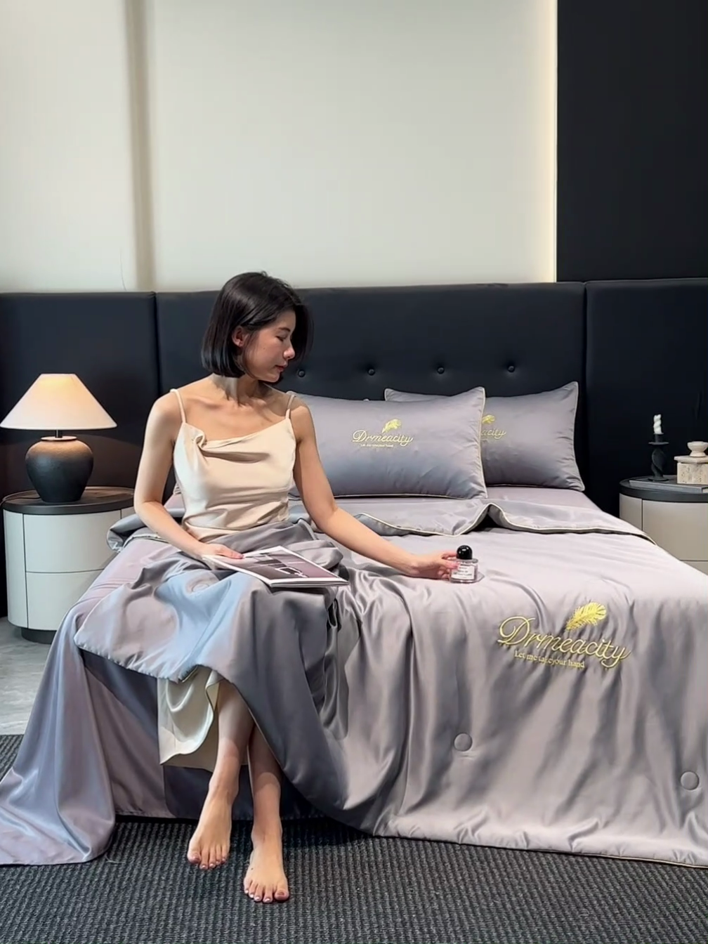 91家纺网 家纺一手货源 找家纺 伊梵居 2025新款水洗真丝刺绣夏被四件套 梦羽-高级灰