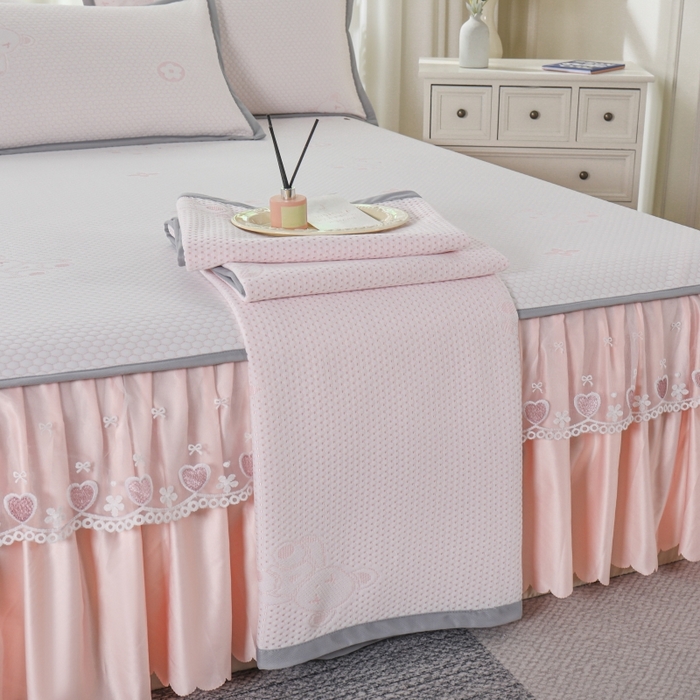 91家纺网 家纺一手货源 找家纺 品乐家纺  2025新款床裙款提花冰豆豆套件凉席席子 粉色
