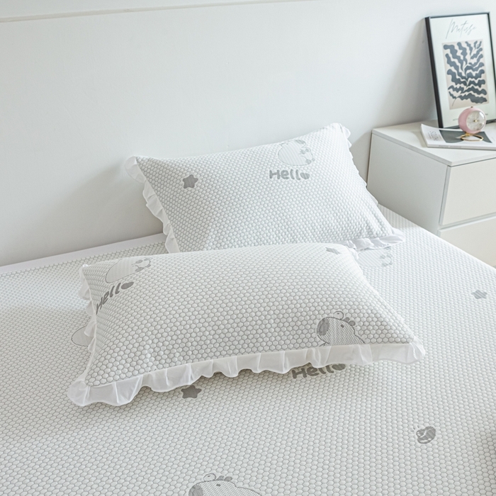 91家纺网 家纺一手货源 找家纺 春寻家纺 2025新款凉豆豆冰丝凉席席子-床裙款 卡皮巴拉-灰