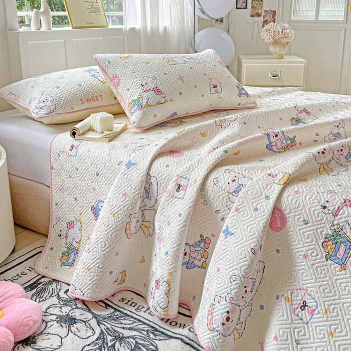 91家纺网 家纺一手货源 找家纺 羽爱家纺 2025新款A类双面全棉印花床盖套件 甜蜜伙伴