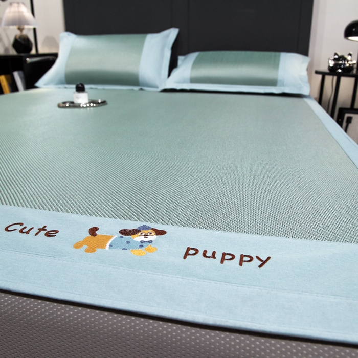 91家纺网 家纺一手货源 找家纺 倾慕家纺 2025新款倾慕刺绣冰藤席 刺绣小狗绿色床笠款