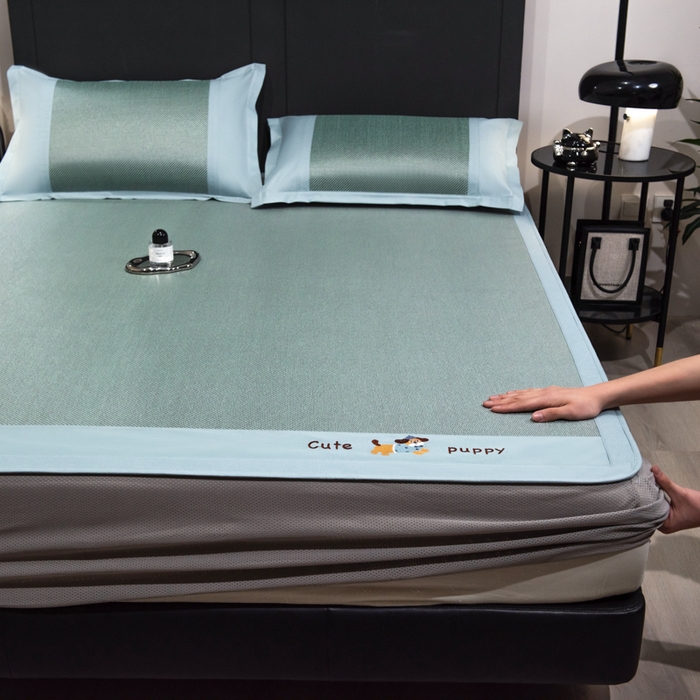 91家纺网 家纺一手货源 找家纺 倾慕家纺 2025新款倾慕刺绣冰藤席 刺绣小狗绿色床笠款