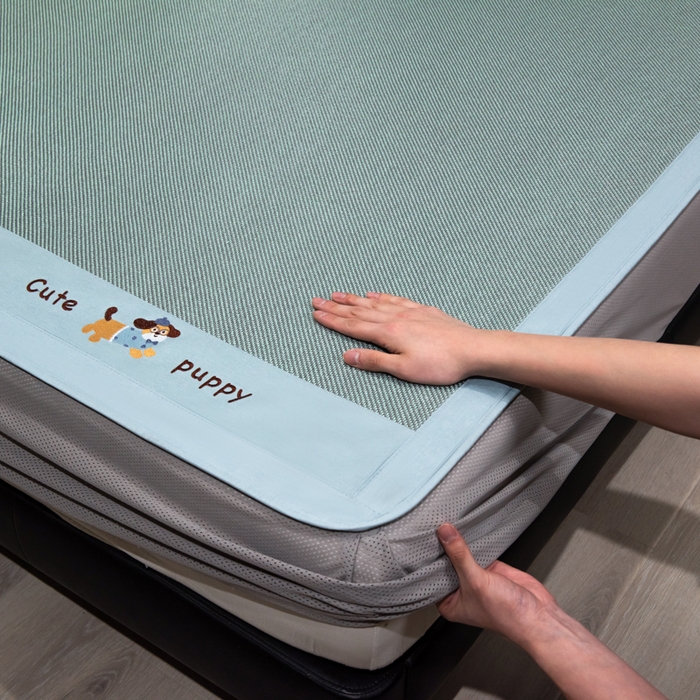 91家纺网 家纺一手货源 找家纺 倾慕家纺 2025新款倾慕刺绣冰藤席 刺绣小狗绿色床笠款