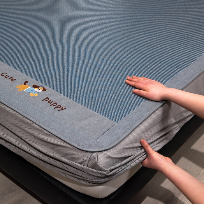 91家纺网 家纺一手货源 找家纺 倾慕家纺 2025新款倾慕刺绣冰藤席 刺绣小狗蓝色床笠款