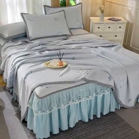 91家纺网 家纺一手货源 找家纺 品乐家纺  2025新款床裙款提花冰豆豆套件凉席席子 蓝色