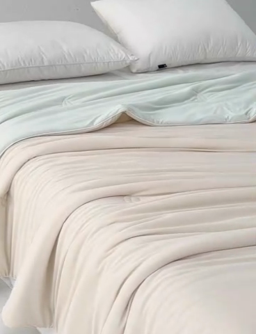 91家纺网 家纺一手货源 找家纺 欧邦 2025新款全消光冰皮凉感锦氨夏被 双拼-驼绿