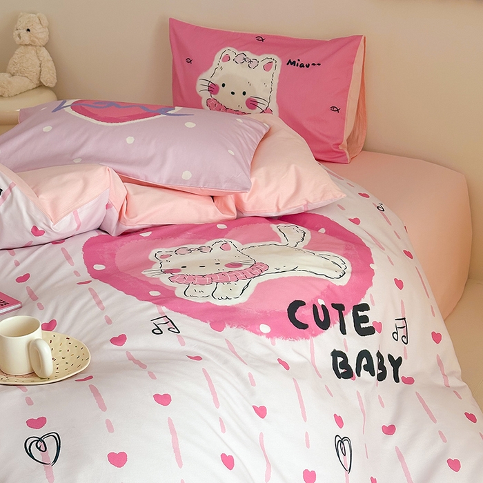 91家纺网 家纺一手货源 找家纺 2025新款全棉大版卡通数码印花纯棉四件套 爱心猫