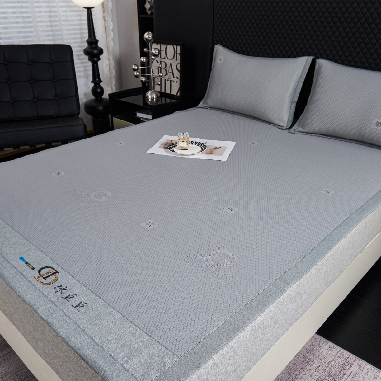 91家纺网 家纺一手货源 找家纺 青雅席业 2025年新款凉感因子母婴级凉感丝豆豆席 香奈儿-灰