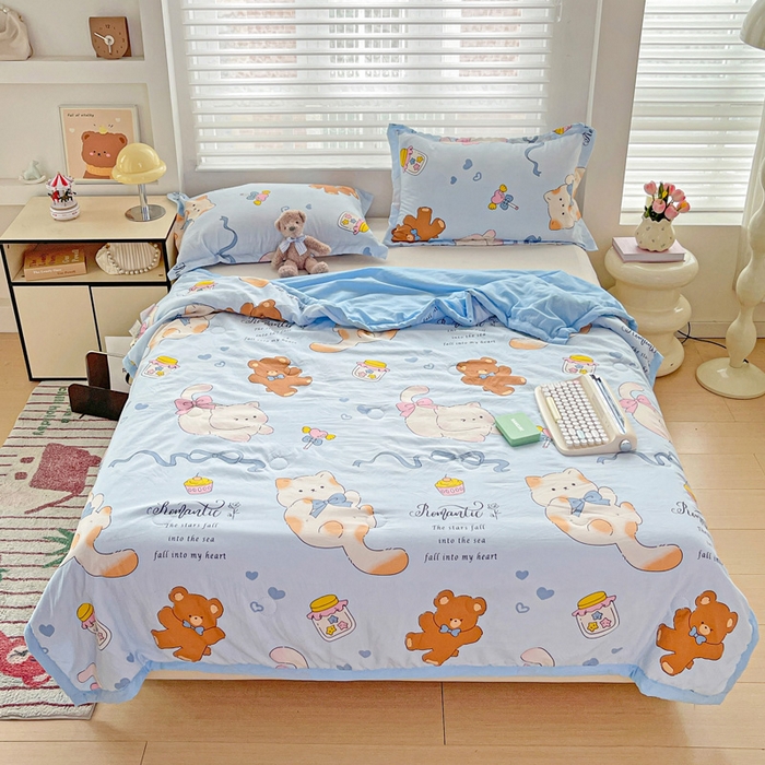 91家纺网 家纺一手货源 找家纺 富艺隆 2025新款水洗棉印花夏被 小猫逃离记