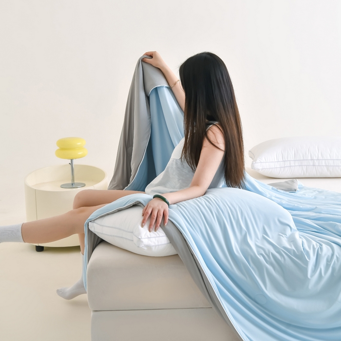 91家纺网 家纺一手货源 找家纺 圣尔雅2025新款A类高克重锦纶氨纶黑科技凉感夏被冰激凌空调被夏凉被 海水蓝+灰