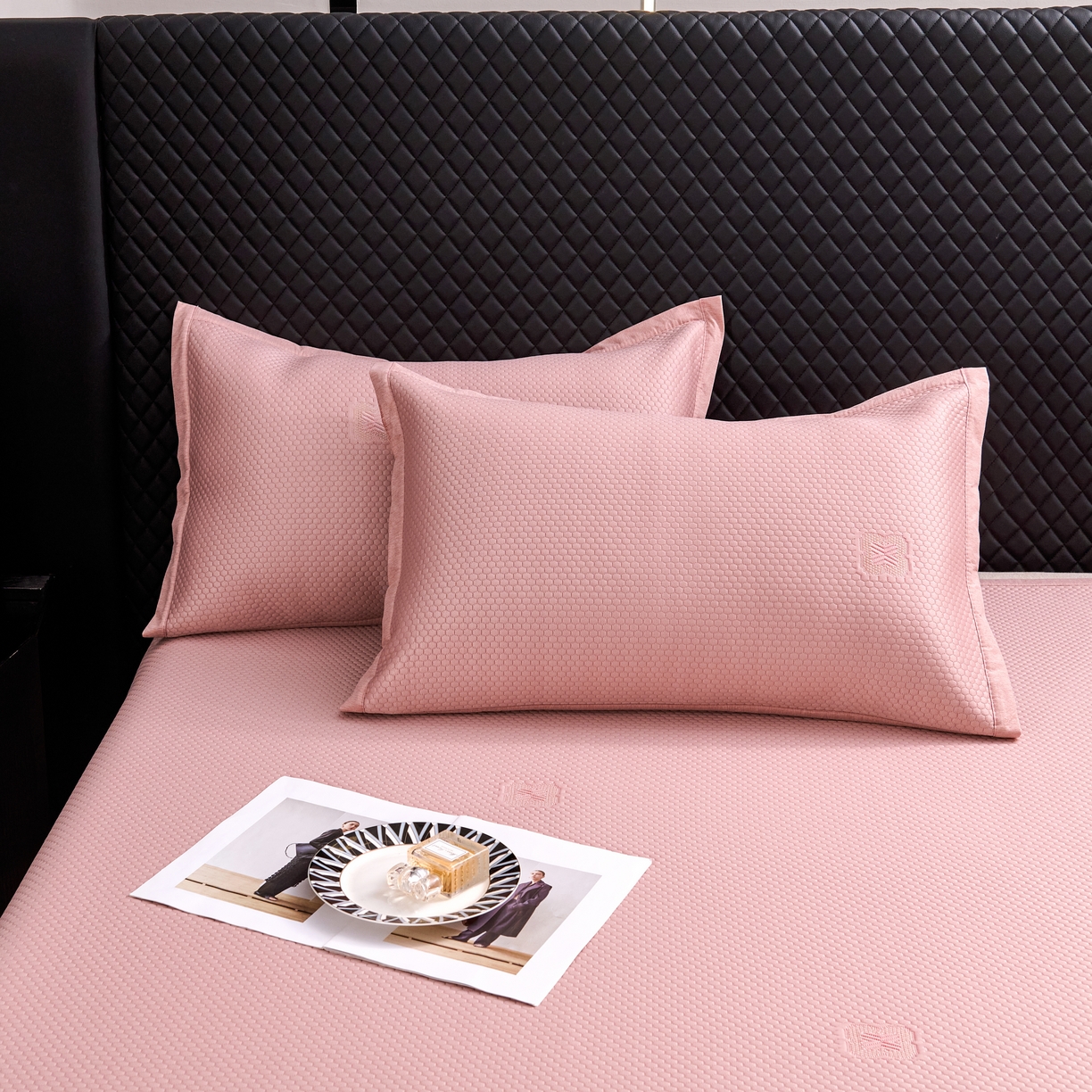 91家纺网 家纺一手货源 找家纺 青雅席业 2025年新款凉感因子母婴级凉感丝豆豆席床裙款 床裙香奈儿-粉