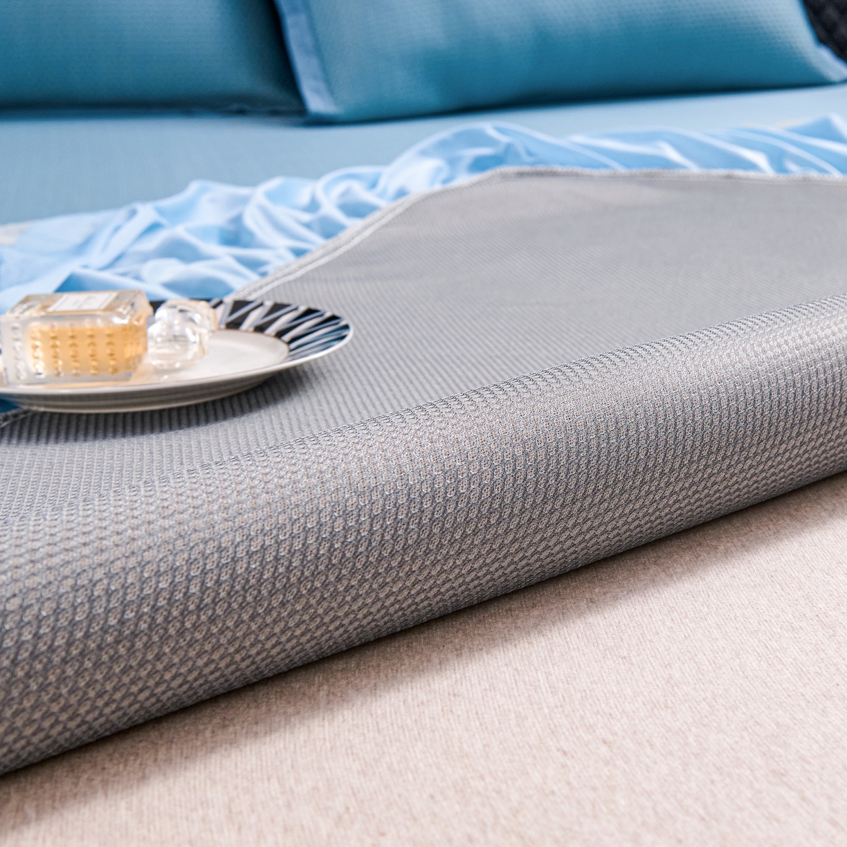 91家纺网 家纺一手货源 找家纺 青雅席业 2025年新款凉感因子母婴级凉感丝豆豆席床裙款 床裙香奈儿-蓝