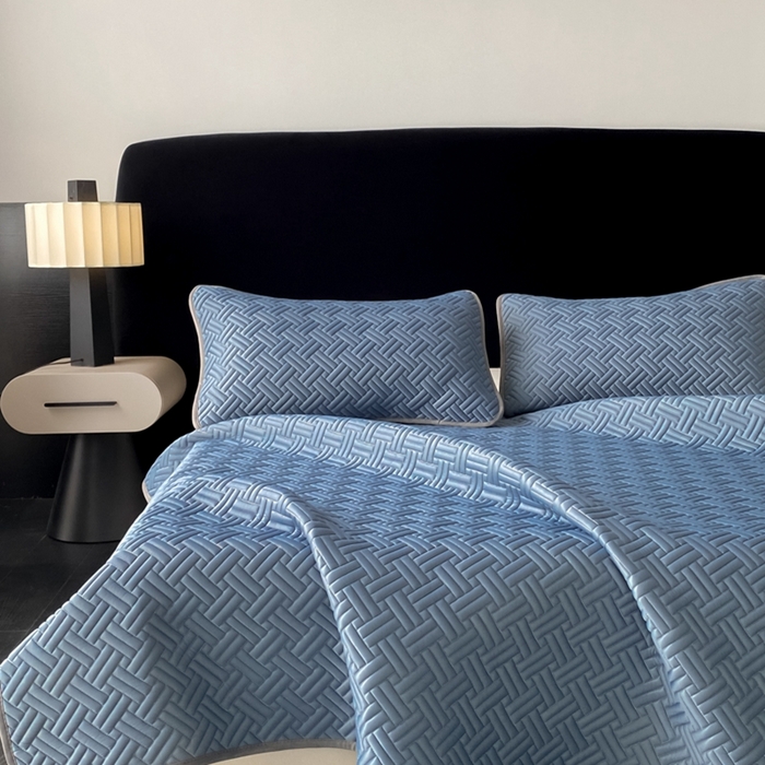 91家纺网 家纺一手货源 找家纺 欧邦 2025新款加厚纯色凉席四件套--夏被四件套 饼干花-宝蓝