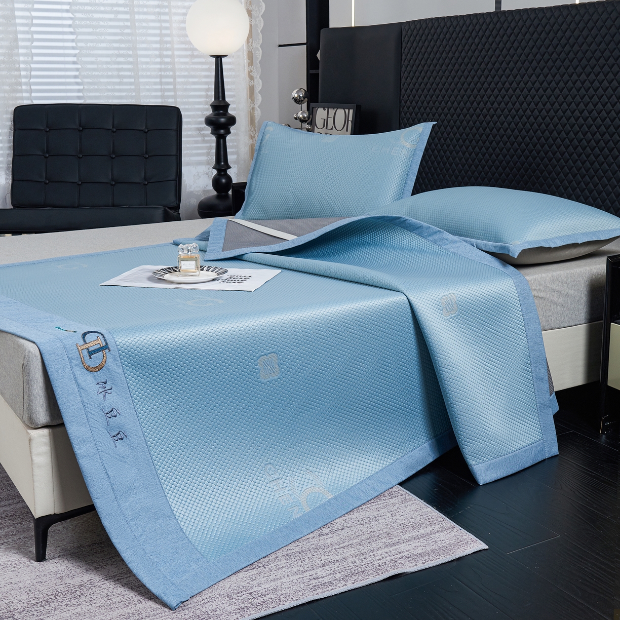 91家纺网 家纺一手货源 找家纺 青雅席业 2025年新款凉感因子母婴级凉感丝豆豆席 香奈儿-蓝