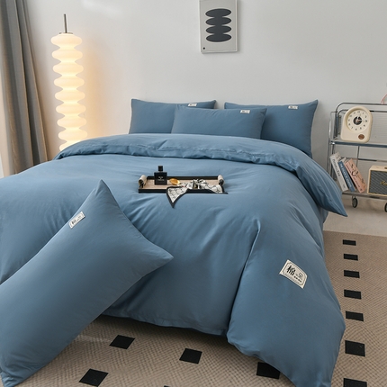 91家纺网 家纺一手货源 找家纺 宇彬家纺 2025直播新款13374全棉母婴级简约轻奢贴画纯色四件套斜纹贡缎新疆长绒贴标款无印风系列 简约-宾利蓝