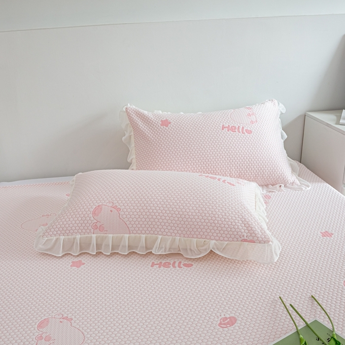 91家纺网 家纺一手货源 找家纺 春寻家纺 2025新款凉豆豆冰丝凉席席子-床裙款 卡皮巴拉-粉