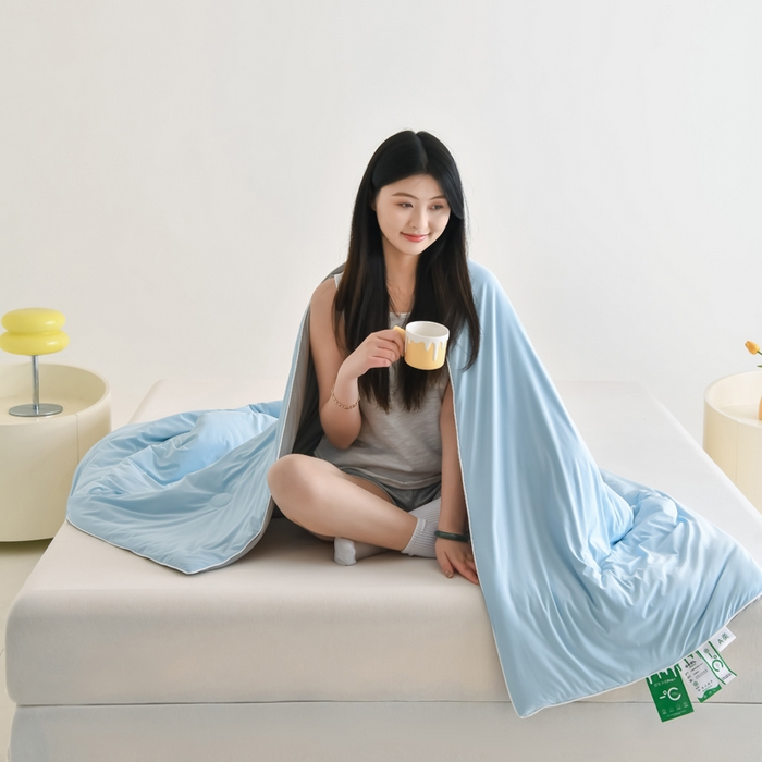 91家纺网 家纺一手货源 找家纺 圣尔雅2025新款A类高克重锦纶氨纶黑科技凉感夏被冰激凌空调被夏凉被 海水蓝+灰