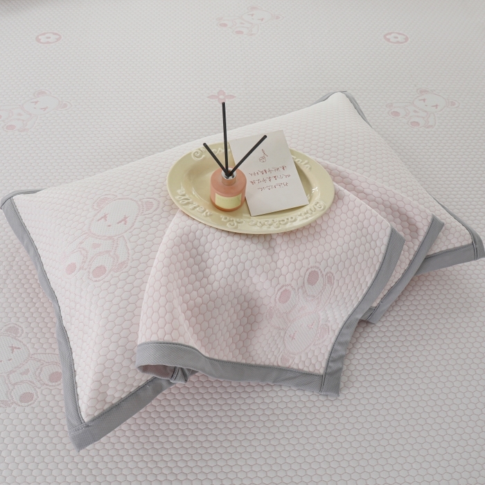 91家纺网 家纺一手货源 找家纺 品乐家纺  2025新款床裙款提花冰豆豆套件凉席席子 粉色