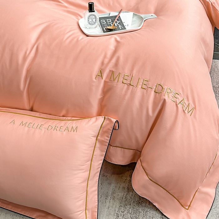 91家纺网 家纺一手货源 找家纺 宇彬家纺 2025新款直播热款13374全棉母婴级压线一字绣宽边枕套被套纯色滚边麻绳四件套贡缎新疆长绒 梦系列-玉颜粉