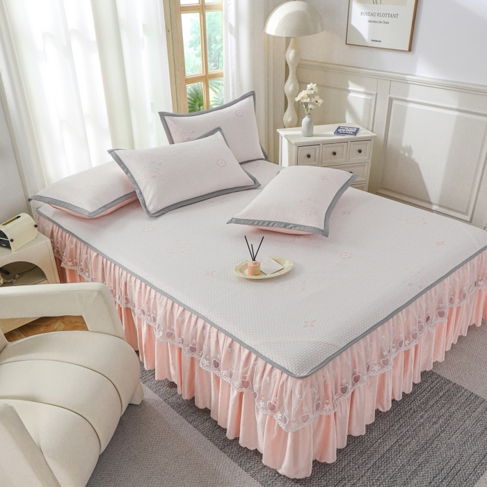 91家纺网 家纺一手货源 找家纺 品乐家纺  2025新款床裙款提花冰豆豆套件凉席席子 粉色