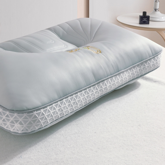 91家纺网 家纺一手货源 找家纺 大熊枕芯  2025新款spa云感刺绣冰丝枕 冰丝护颈枕冰蓝中枕一只