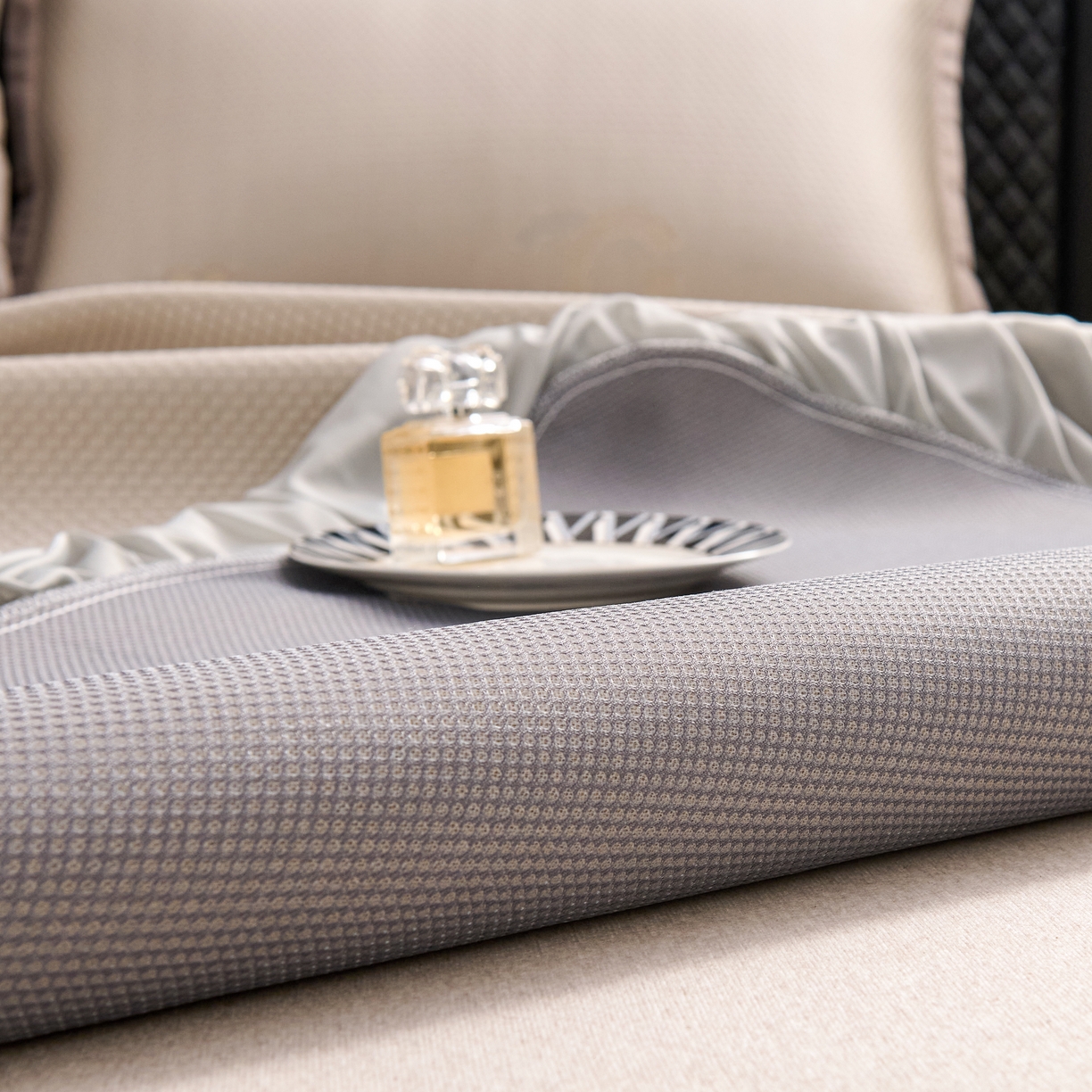 91家纺网 家纺一手货源 找家纺 青雅席业 2025年新款凉感因子母婴级凉感丝豆豆席床裙款 床裙香奈儿-香槟