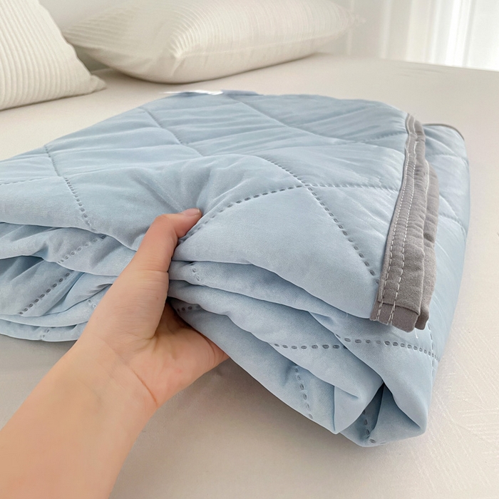 91家纺网 家纺一手货源 找家纺 富艺隆 2025新款纯色凉感丝夏被 浅天蓝