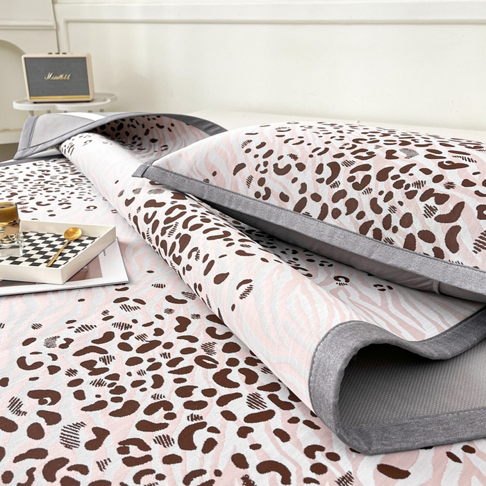 91家纺网 家纺一手货源 找家纺 子曰 2025新款高定版A类PE聚乙烯凉感凉席提花凉席 魅野-粉