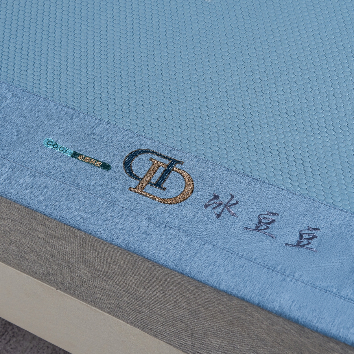 91家纺网 家纺一手货源 找家纺 青雅席业 2025年新款凉感因子母婴级凉感丝豆豆席 香奈儿-蓝