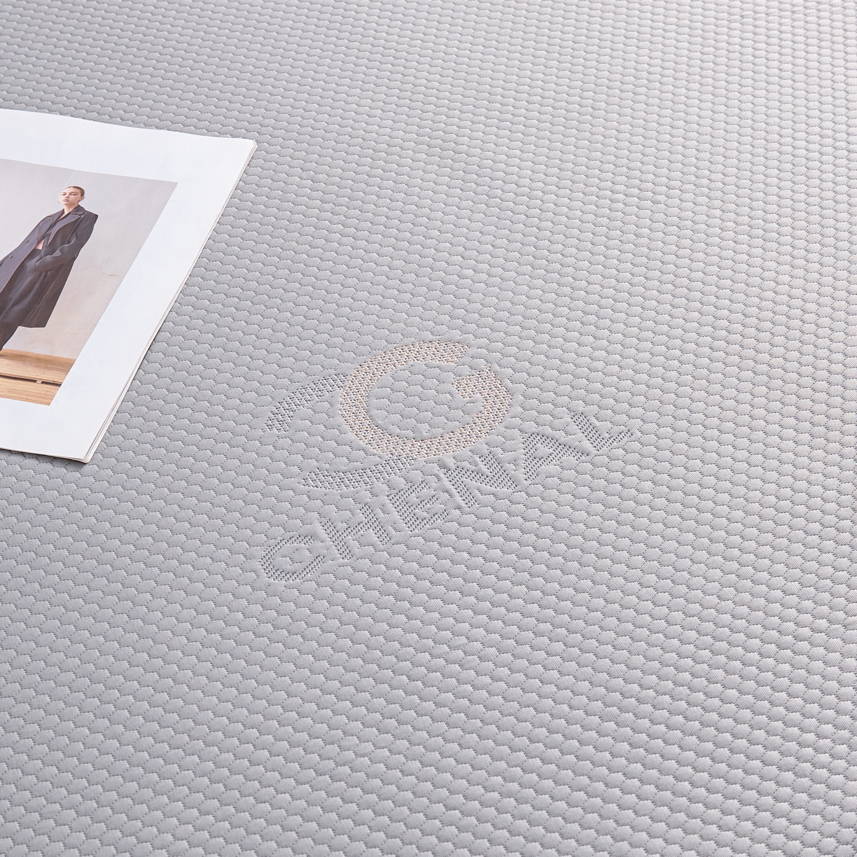 91家纺网 家纺一手货源 找家纺 青雅席业 2025年新款凉感因子母婴级凉感丝豆豆席床裙款 床裙香奈儿-灰