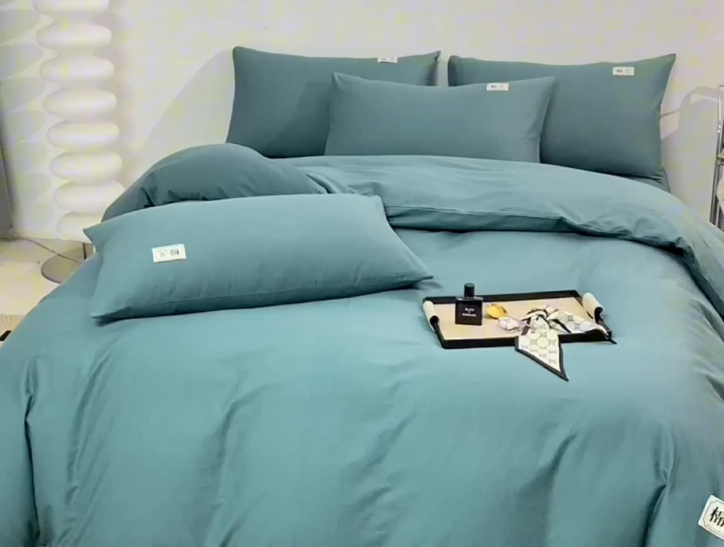 91家纺网 家纺一手货源 找家纺 宇彬家纺 2025直播新款13374全棉母婴级简约轻奢贴画纯色四件套斜纹贡缎新疆长绒贴标款无印风系列 简约-摩卡绿