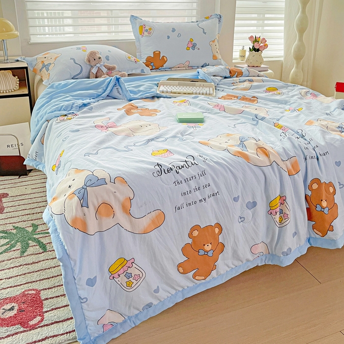 91家纺网 家纺一手货源 找家纺 富艺隆 2025新款水洗棉印花夏被 小猫逃离记