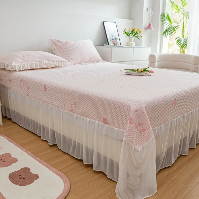 91家纺网 家纺一手货源 找家纺 春寻家纺 2025新款凉豆豆冰丝凉席席子-床裙款 卡皮巴拉-粉