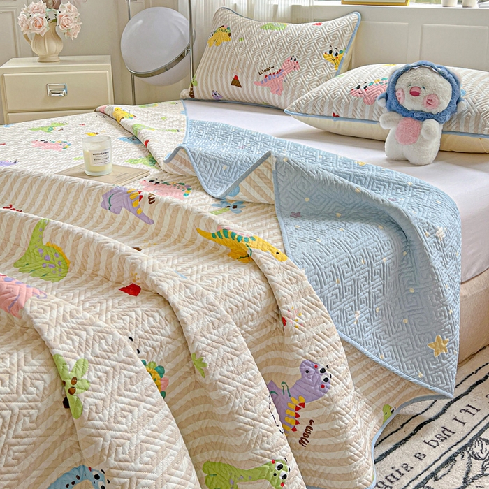 91家纺网 家纺一手货源 找家纺 羽爱家纺 2025新款A类双面全棉印花床盖套件 动漫恐龙