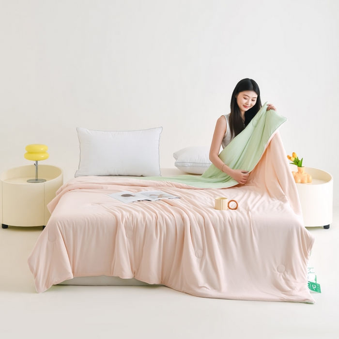 91家纺网 家纺一手货源 找家纺 圣尔雅2025新款A类高克重锦纶氨纶黑科技凉感夏被冰激凌空调被夏凉被 樱花粉+绿